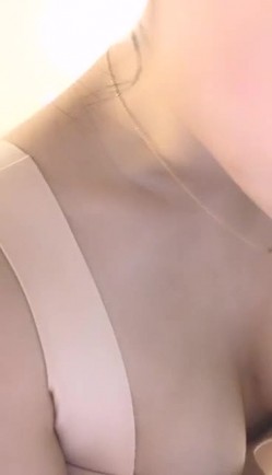 好骚的小姐姐露脸约啪小哥，主动给男主脱下裤子口活大鸡巴，性感的奶子上还有纹身被压在身下爆草呻吟特写 截图4