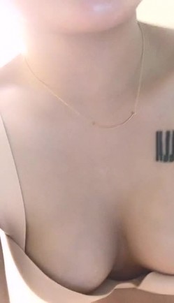 好骚的小姐姐露脸约啪小哥，主动给男主脱下裤子口活大鸡巴，性感的奶子上还有纹身被压在身下爆草呻吟特写 截图5