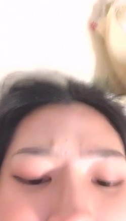好骚的小姐姐露脸约啪小哥，主动给男主脱下裤子口活大鸡巴，性感的奶子上还有纹身被压在身下爆草呻吟特写 截图13