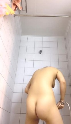 好骚的小姐姐露脸约啪小哥，主动给男主脱下裤子口活大鸡巴，性感的奶子上还有纹身被压在身下爆草呻吟特写 截图16