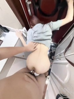 骚逼自摸丝袜逼 高潮了想挨操 结果被邻居强奸 大鸡把操死 截图16