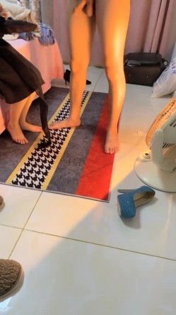 【丧志母狗无脑调教】，调教界圈中大神，手中的妹子真是多，下午双飞，超清画质，两个骚货争相求插，羡慕！！！ 截图4
