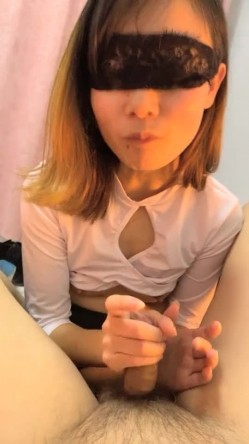 【丧志母狗无脑调教】，调教界圈中大神，手中的妹子真是多，下午双飞，超清画质，两个骚货争相求插，羡慕！！！ 截图11
