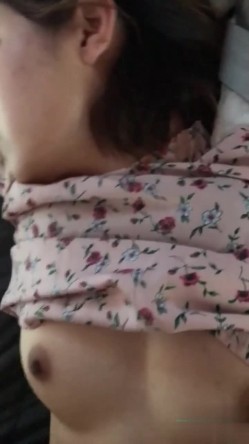 很甜的一个小妹妹，衣服都没脱完就迫不及待要艹了 销魂的表情！ 截图1