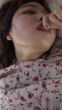 很甜的一个小妹妹，衣服都没脱完就迫不及待要艹了 销魂的表情！ 截图6
