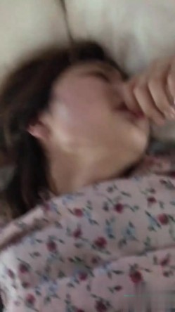 很甜的一个小妹妹，衣服都没脱完就迫不及待要艹了 销魂的表情！ 截图8