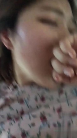 很甜的一个小妹妹，衣服都没脱完就迫不及待要艹了 销魂的表情！ 截图12