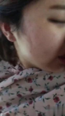 很甜的一个小妹妹，衣服都没脱完就迫不及待要艹了 销魂的表情！ 截图13