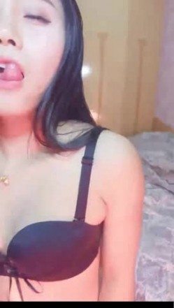 精品推荐 长相气质都绝佳的长发美女大尺度自慰裸聊 表情很是销魂 截图14