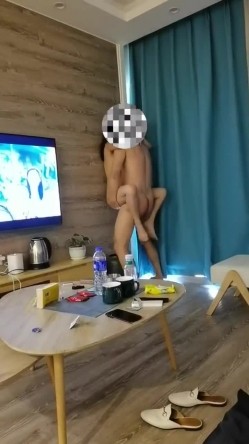 女骑士，老婆骚起来，还真没我什么事了 没几个男的受得了老婆的口活儿，单男抽插骚妻的小湿逼，爽翻天 截图7