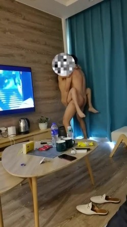 女骑士，老婆骚起来，还真没我什么事了 没几个男的受得了老婆的口活儿，单男抽插骚妻的小湿逼，爽翻天 截图16