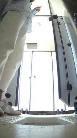 大学女厕偷拍白裤休闲装学妹 后撅腚喷尿 喷的是真有劲-天女散花 截图1