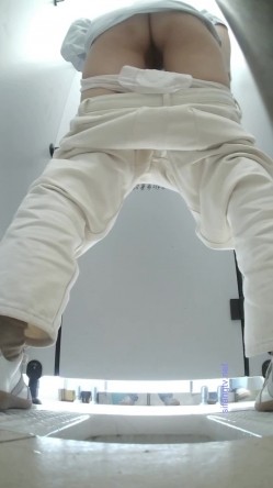 大学女厕偷拍白裤休闲装学妹 后撅腚喷尿 喷的是真有劲-天女散花 截图10