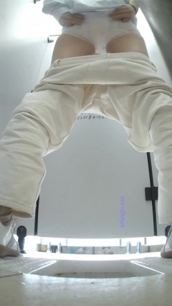 大学女厕偷拍白裤休闲装学妹 后撅腚喷尿 喷的是真有劲-天女散花 截图11