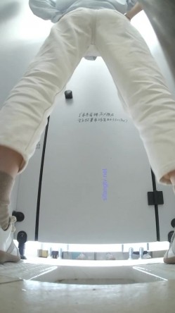 大学女厕偷拍白裤休闲装学妹 后撅腚喷尿 喷的是真有劲-天女散花 截图12