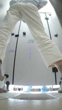 大学女厕偷拍白裤休闲装学妹 后撅腚喷尿 喷的是真有劲-天女散花 截图13