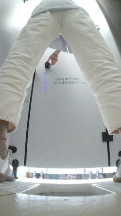 大学女厕偷拍白裤休闲装学妹 后撅腚喷尿 喷的是真有劲-天女散花 截图14