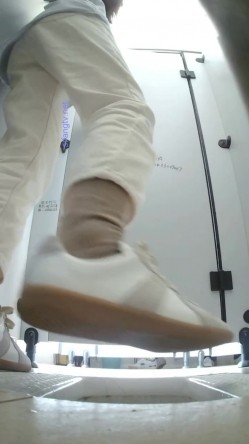 大学女厕偷拍白裤休闲装学妹 后撅腚喷尿 喷的是真有劲-天女散花 截图15