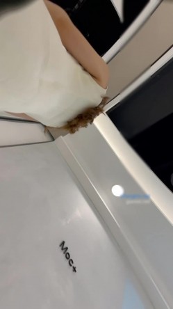KFC商场尾随偷拍系列 ️身材气质极品美女，蕾丝透明内，隐约露B+名媛级美女和帅男友吵架高冷短裙蕾丝内 截图7