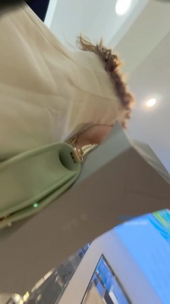 KFC商场尾随偷拍系列 ️身材气质极品美女，蕾丝透明内，隐约露B+名媛级美女和帅男友吵架高冷短裙蕾丝内 截图9