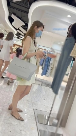 KFC商场尾随偷拍系列 ️身材气质极品美女，蕾丝透明内，隐约露B+名媛级美女和帅男友吵架高冷短裙蕾丝内 截图10
