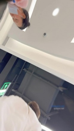 KFC商场尾随偷拍系列 ️身材气质极品美女，蕾丝透明内，隐约露B+名媛级美女和帅男友吵架高冷短裙蕾丝内 截图13