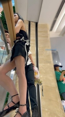 KFC商场尾随偷拍系列 ️身材气质极品美女，蕾丝透明内，隐约露B+名媛级美女和帅男友吵架高冷短裙蕾丝内 截图14