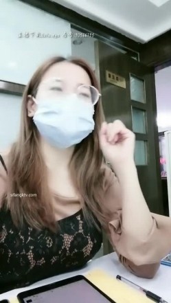 【实习生姗姗】科技公司白领 ️沟搭男同事~偷偷杂物间激情口鸡无套内射 ️高潮狂喷~极度诱惑！！ 截图1