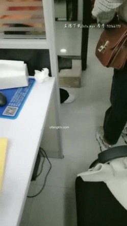 【实习生姗姗】科技公司白领 ️沟搭男同事~偷偷杂物间激情口鸡无套内射 ️高潮狂喷~极度诱惑！！ 截图2