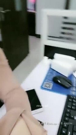 【实习生姗姗】科技公司白领 ️沟搭男同事~偷偷杂物间激情口鸡无套内射 ️高潮狂喷~极度诱惑！！ 截图4