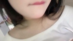 【真实反差大学生】，土豪高价定制，新人下海，童颜巨乳【甜甜甜甜酱】38D大奶超迷人，宿舍疯狂扣屄 截图3