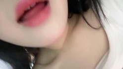 【真实反差大学生】，土豪高价定制，新人下海，童颜巨乳【甜甜甜甜酱】38D大奶超迷人，宿舍疯狂扣屄 截图15