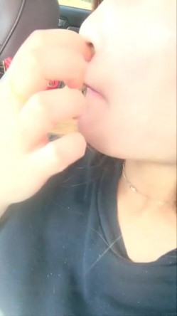 骚气少妇和炮友驾车到户外车震啪啪 车后座口交手指扣逼大力抽插呻吟 截图1