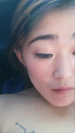 骚气少妇和炮友驾车到户外车震啪啪 车后座口交手指扣逼大力抽插呻吟 截图15