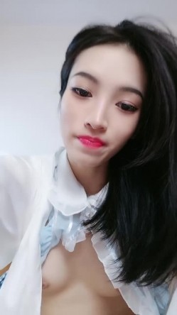 烈焰红唇冷艳牙套妹毛毛浓密性欲强，来大姨妈塞棉棒还自慰，扭动小腰摩擦假屌，跳蛋震动爽翻天高潮脸 截图13