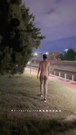 178模特犬刚入夜公园风骚露出，全是行人。刺激躲避。对面路上车辆壹览无余 截图3