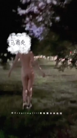 178模特犬刚入夜公园风骚露出，全是行人。刺激躲避。对面路上车辆壹览无余 截图10