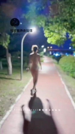 178模特犬刚入夜公园风骚露出，全是行人。刺激躲避。对面路上车辆壹览无余 截图15