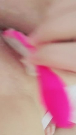 颜值不错甜美妹子道具自慰 性感短裙翘臀按摩器震动逼逼出水呻吟 截图1