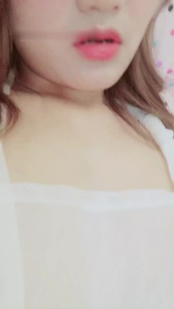 颜值不错甜美妹子道具自慰 性感短裙翘臀按摩器震动逼逼出水呻吟 截图2