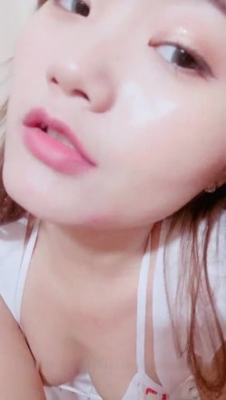 颜值不错甜美妹子道具自慰 性感短裙翘臀按摩器震动逼逼出水呻吟 截图7