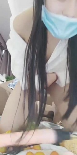玩逼的最高境界一般人真整不了，电钻钻逼拿着炮击抽插，黄瓜鸡蛋橘子各种玩逼里塞，大号道具抽插喷牛奶 截图1