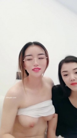 骚炸了！3个轻熟女 ️【樱桃小丸子】这身材这颜值这奶子~绝绝子~软软QQ弹~在线招嫖 ️来位大哥约啪操死她们！ 截图4