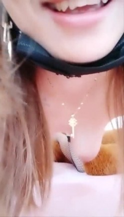 骚浪的黑丝少妇露脸展示特写骚逼，里面水很多看着就想干，道具插逼真疯狂，叫声骚浪撅着屁股等你来干 截图8