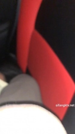 酒吧真实灌醉学妹带回家里强上，微醺过后嘴里喊着不要，强行插入无力反抗，掐着脖子手指塞嘴里，全程露脸叫声可射 截图4