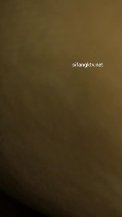 酒吧真实灌醉学妹带回家里强上，微醺过后嘴里喊着不要，强行插入无力反抗，掐着脖子手指塞嘴里，全程露脸叫声可射 截图5