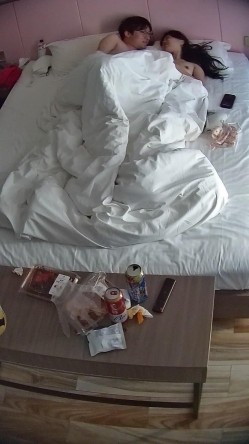 公寓酒店 很漂亮的学生系清纯小美女 等男友睡醒主动贴上去骑屌 在被窝吊口交 又是直接被内射 截图1