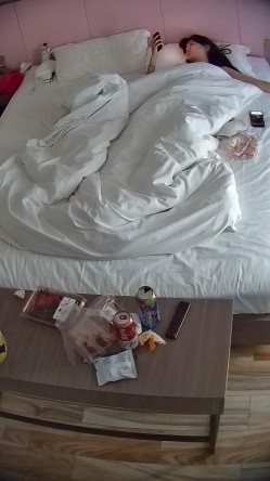 公寓酒店 很漂亮的学生系清纯小美女 等男友睡醒主动贴上去骑屌 在被窝吊口交 又是直接被内射 截图2
