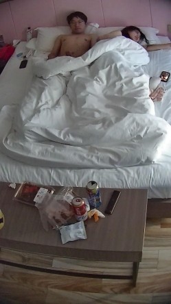 公寓酒店 很漂亮的学生系清纯小美女 等男友睡醒主动贴上去骑屌 在被窝吊口交 又是直接被内射 截图3