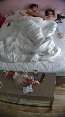 公寓酒店 很漂亮的学生系清纯小美女 等男友睡醒主动贴上去骑屌 在被窝吊口交 又是直接被内射 截图4